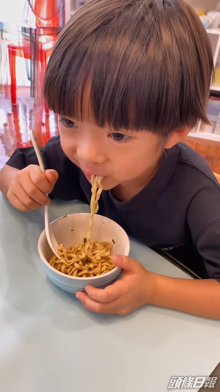 Bob透露找了台灣三大麵廠，食盡30多款麵，歷時9個月才研發出今次的拌麵，仔女也是他的試食專員。